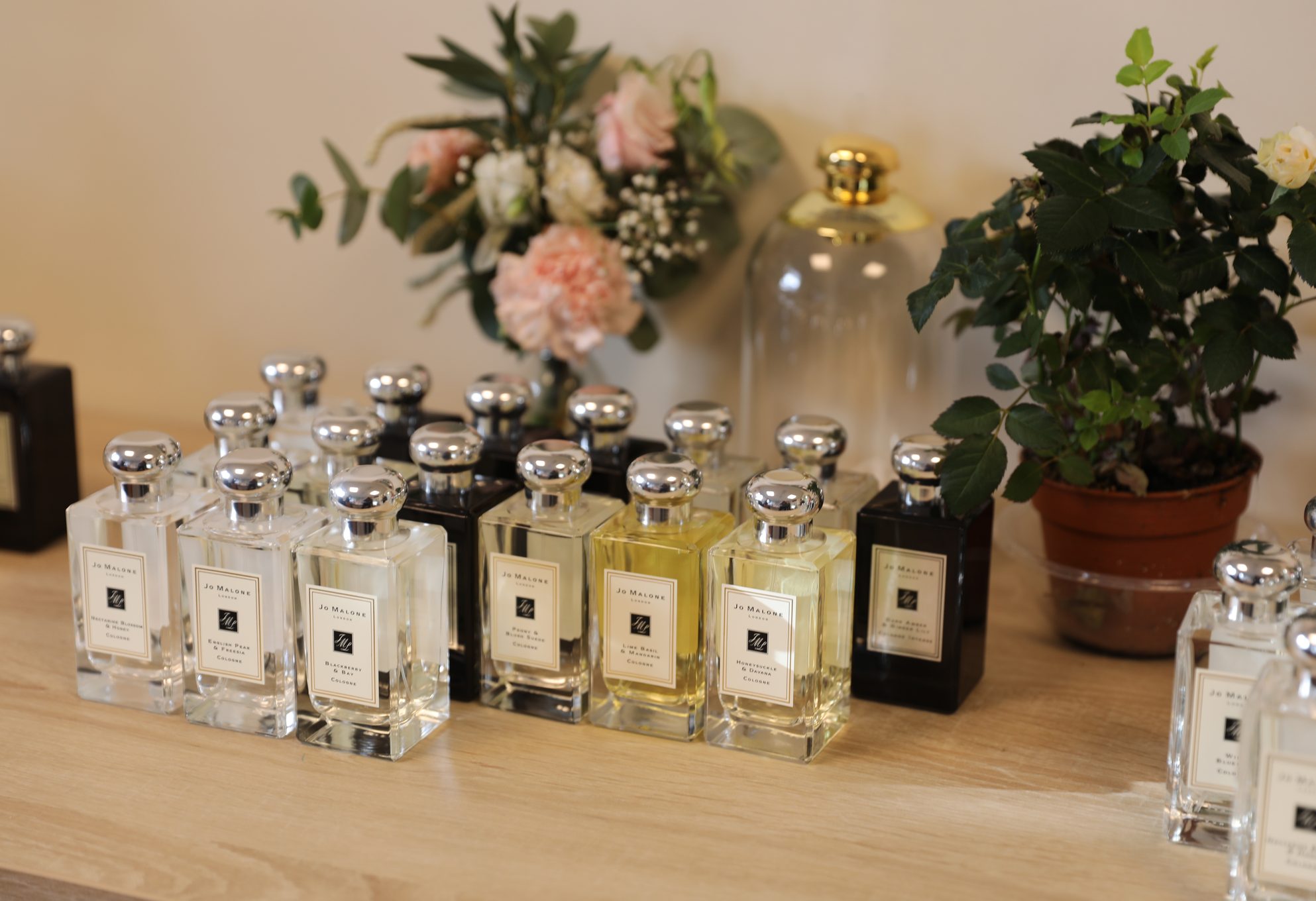 Flacons de parfum alignés sur un présentoir de vente