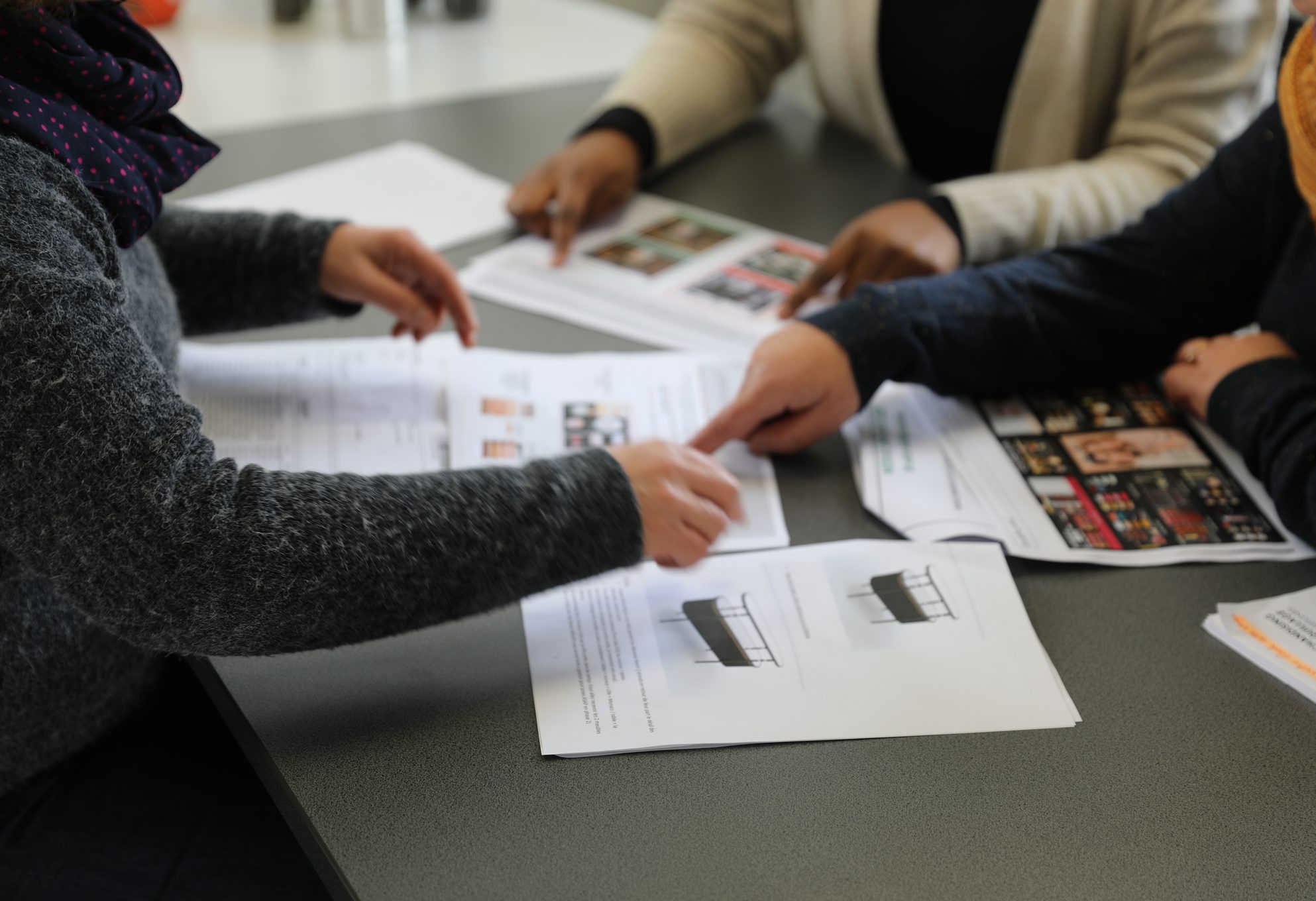 Équipe LB Access préparant un plan d'implantation merchandising