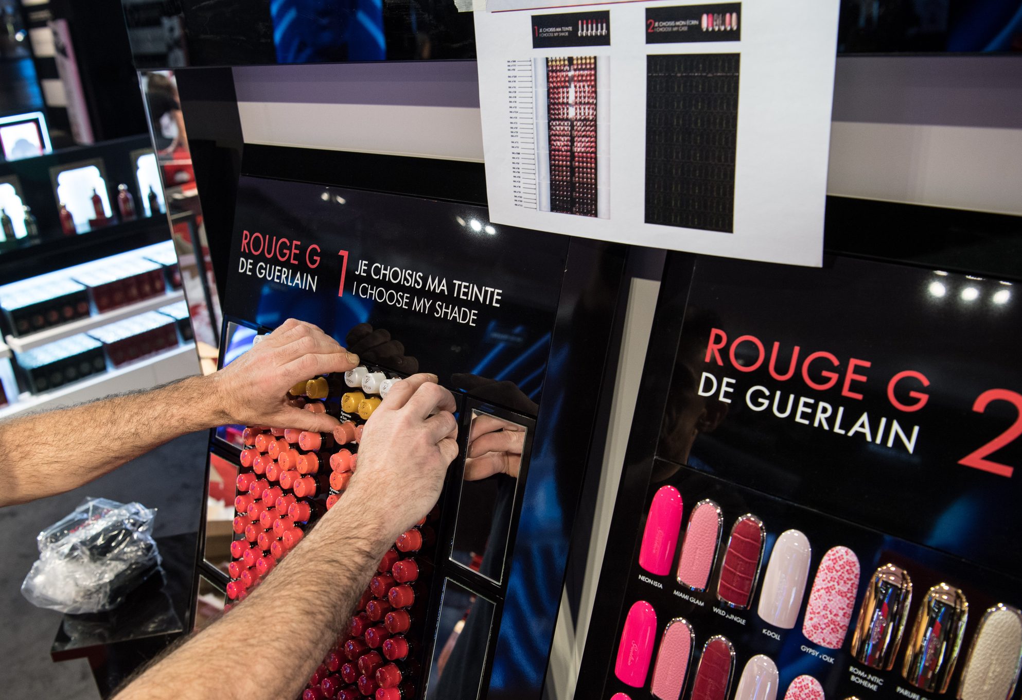 Installation de recharges sur un présentoir de rouges à lèvres